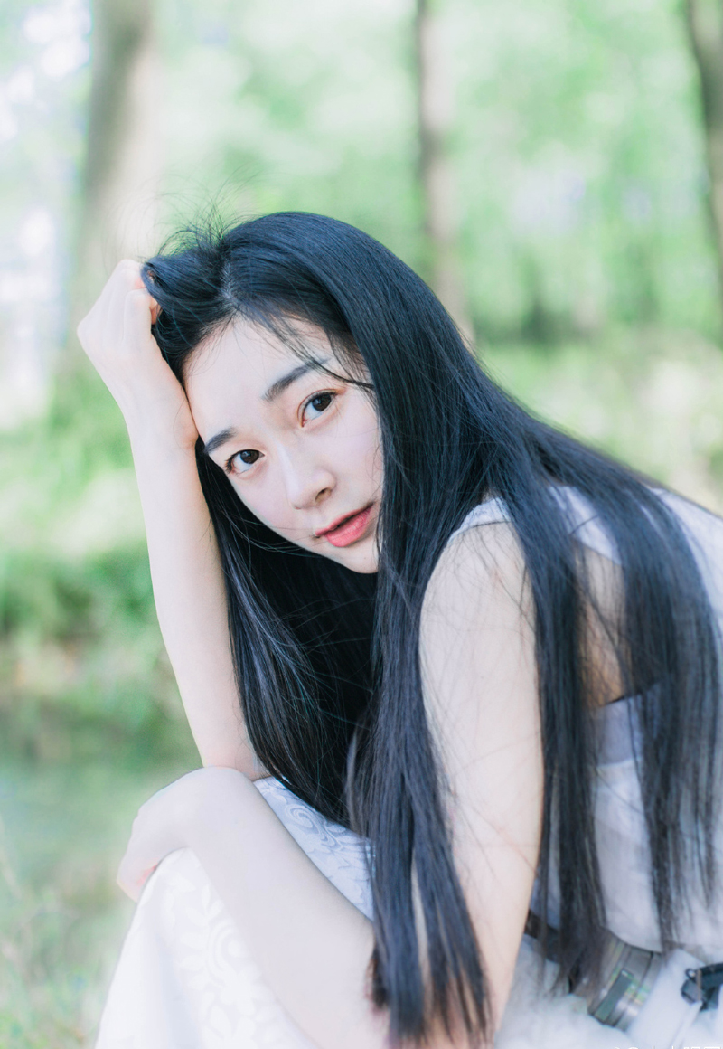 “周郎的魅力，还真不小呢。”吕布冷笑一声：“不过没用，魅力再大，但他命没我硬，至于他的死，我也相当意外，堂堂周公瑾，江东水师大都督，竟然亲自带人跑去奇袭，或者可以理解为自信，而且他差点就成功了，只是诸葛亮太过小心，才使他功败垂成，但就算最后成功了，以他的身份，也不该亲自去做这种事情。”